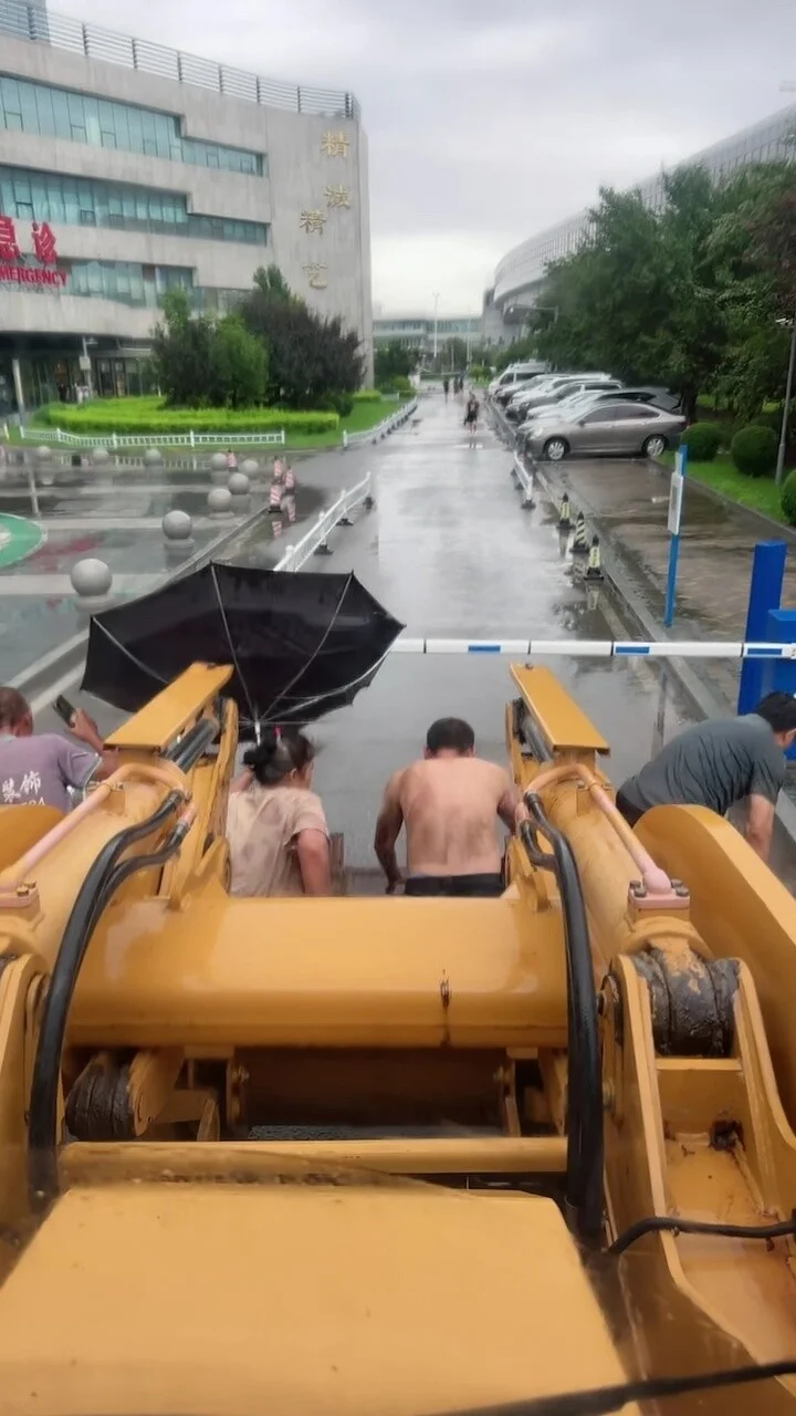 90后男子在暴雨中开铲车救援被困人员和车辆 婉拒红包