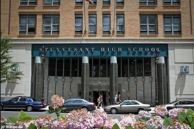 华人学生太优秀!纽约顶尖公立高中放榜 777名新生仅录3名非裔 有人坐不住了