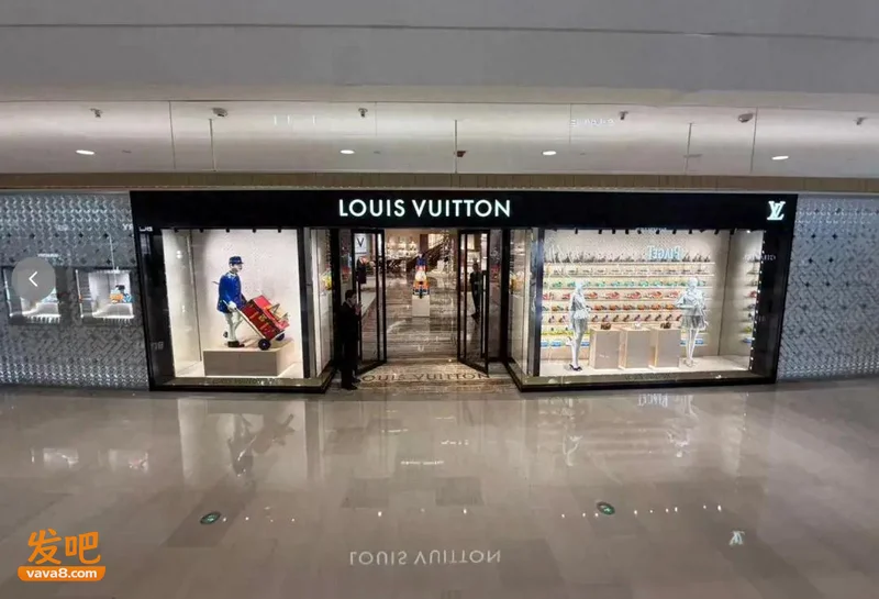 LV多家门店排队盛况不再 二手市场价格跳水 热门款价格腰斩