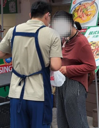 山东一店主见女子捡剩面吃 主动打包新面并送水