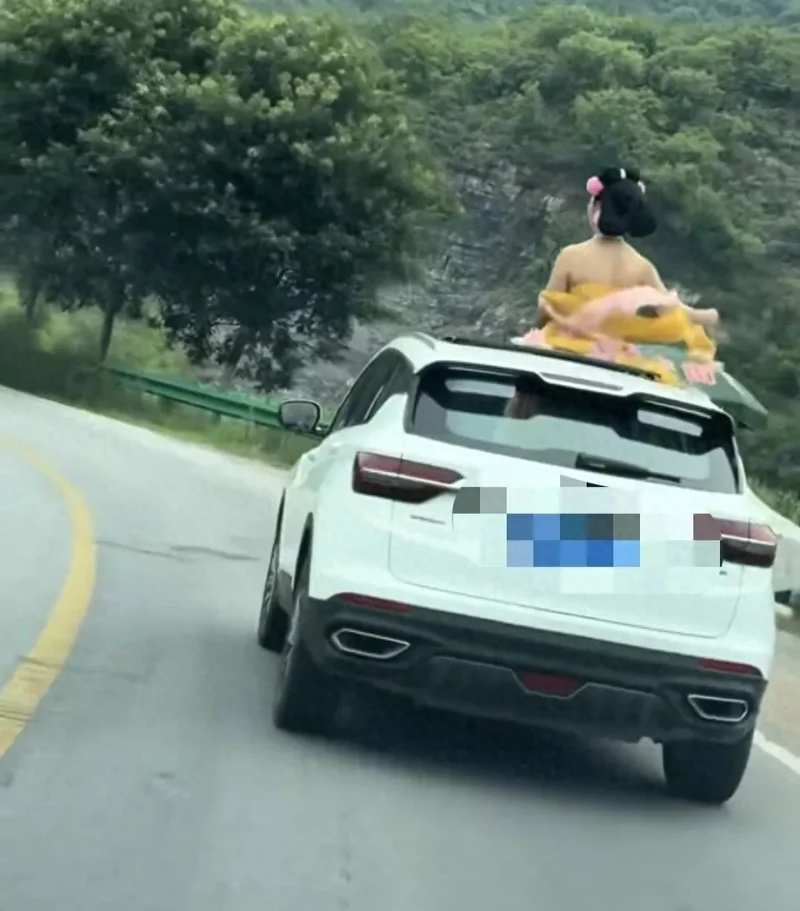 “是妲己啊”!河北女子乘车探出天窗拍古风视频 交警介入