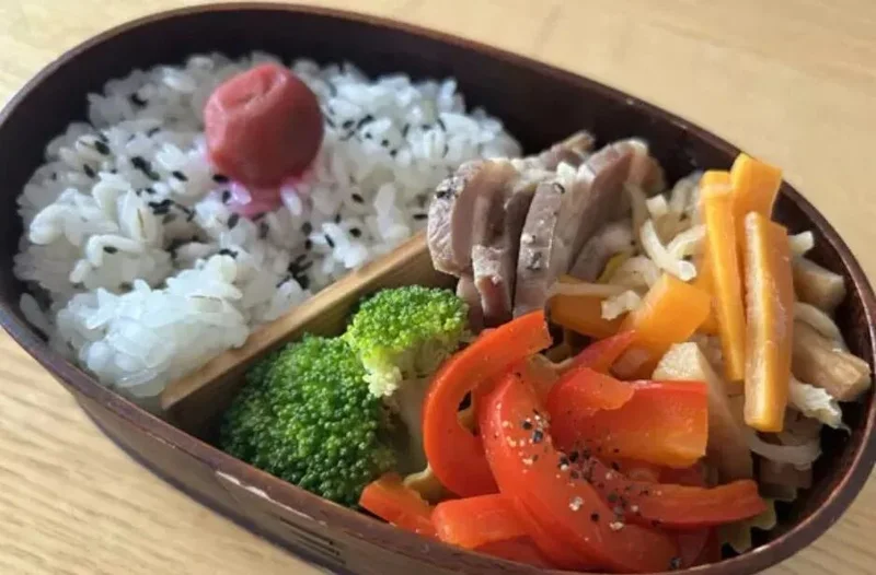 日本女子吃盒饭舔到怪酱料,竟是变态同事的体液