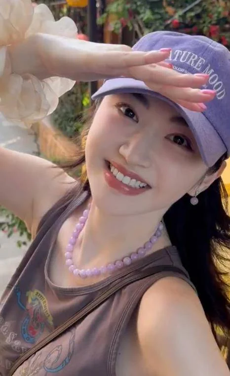 景甜38岁生日晒36张旅行照 松弛度假风诠释少女感 网友:像18岁