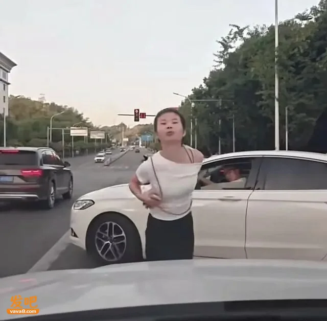 重庆挡车加塞口水姐火了!真容流出 知情人曝原因 警方通报