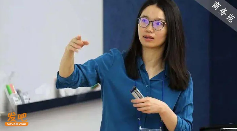 王虹戴卡地亚领“数学诺贝尔”,高知风绝了!头脑越强大,穿衣越简单