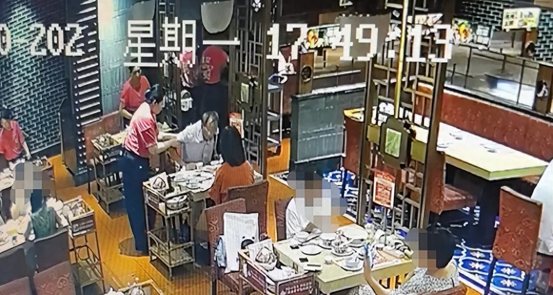 再晚半小时人就没了!男子肚子突然变大 饭店女员工三句话救回一命