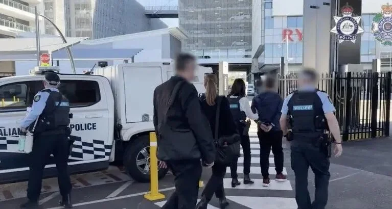 中国新能源企业老板2万现金贿赂澳洲公务员 在悉尼机场被捕!保释遭拒