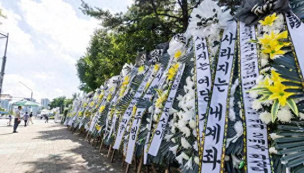 韩国国会前摆满“吊唁花圈”!血亏的散户要求废除杠杆ETF