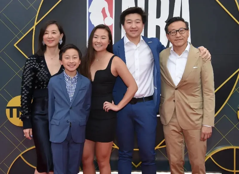 华裔“顶配夫妻”离婚 离了还要一起上班