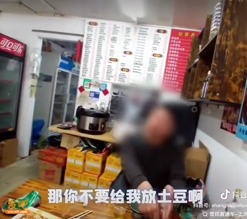 男子因“大盘鸡放土豆”报警 民警回应引热议