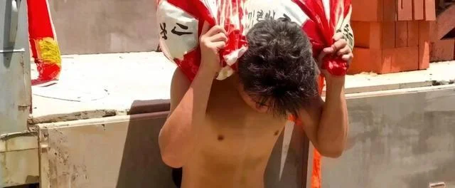 00后小伙扛1袋沙上1层楼挣9毛钱月入10000元