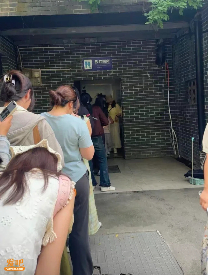 网红圈最惨人设“厕评师”爆火 年轻人开始教人找厕所了