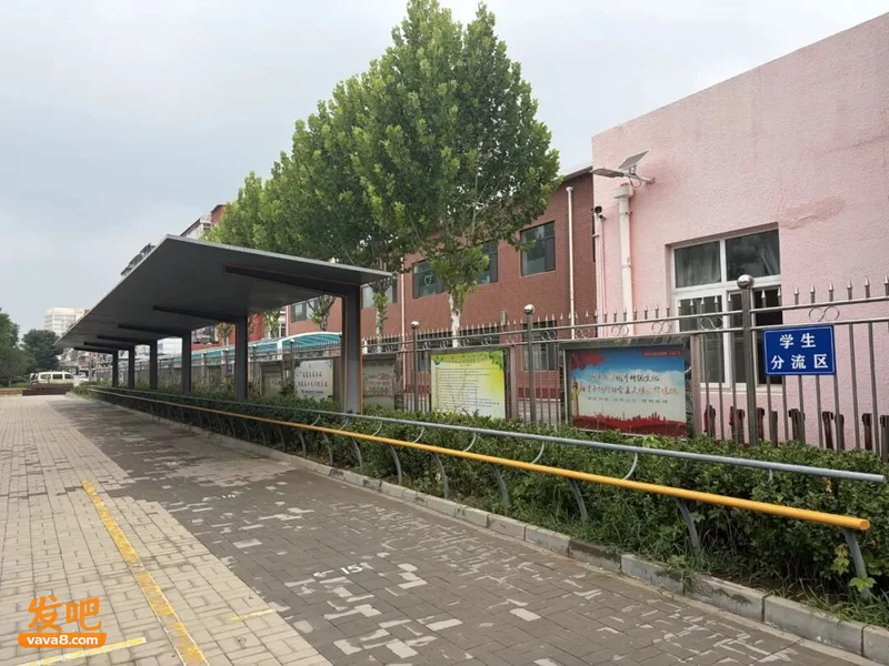 北京一小学门口“一根杆长椅”火了 网友点赞