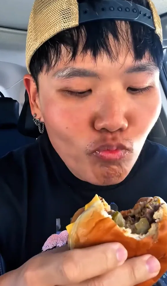男子将麦当劳的芝士汉堡蘸着可乐吃火遍全网