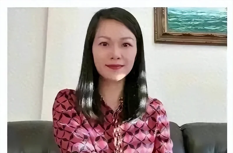 知名美女作家称中国压抑不自由 跑到美国送外卖