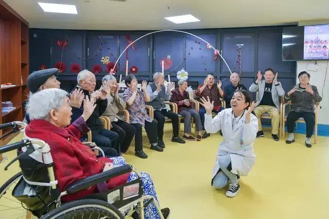 幼师转型护理员 幼儿园的尽头是养老院