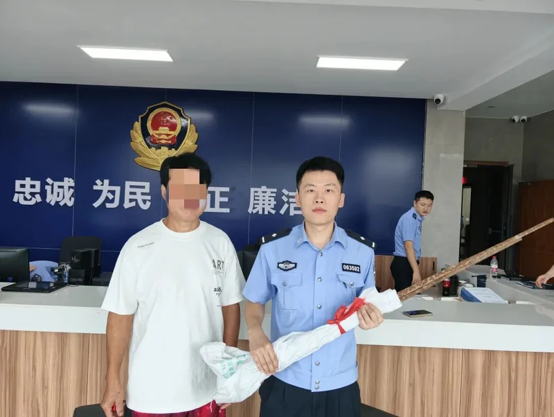 老宅清出“祖传宝贝” 大叔：这“宝贝”我不敢留