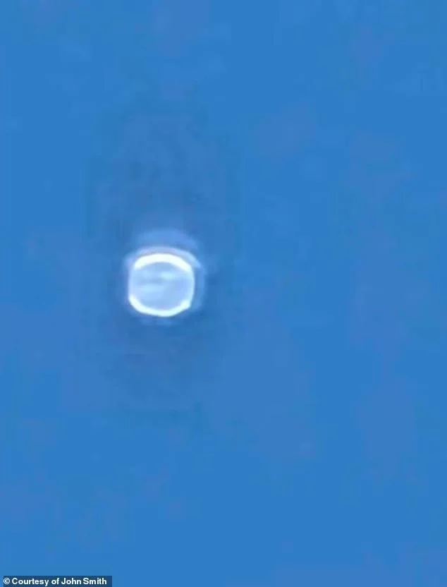 美国上空惊现发光UFO 路人称比飞机大3倍