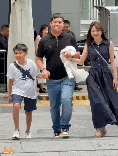 泰国“装傻王子”牵手“日本女友”!为了爱情和王位 彻底不装了