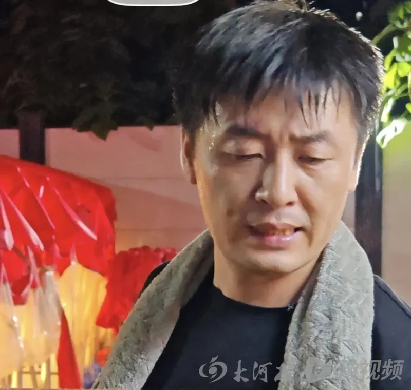 河南烧烤摊主神似张雪峰走红:同为42岁 家中都有一个女儿