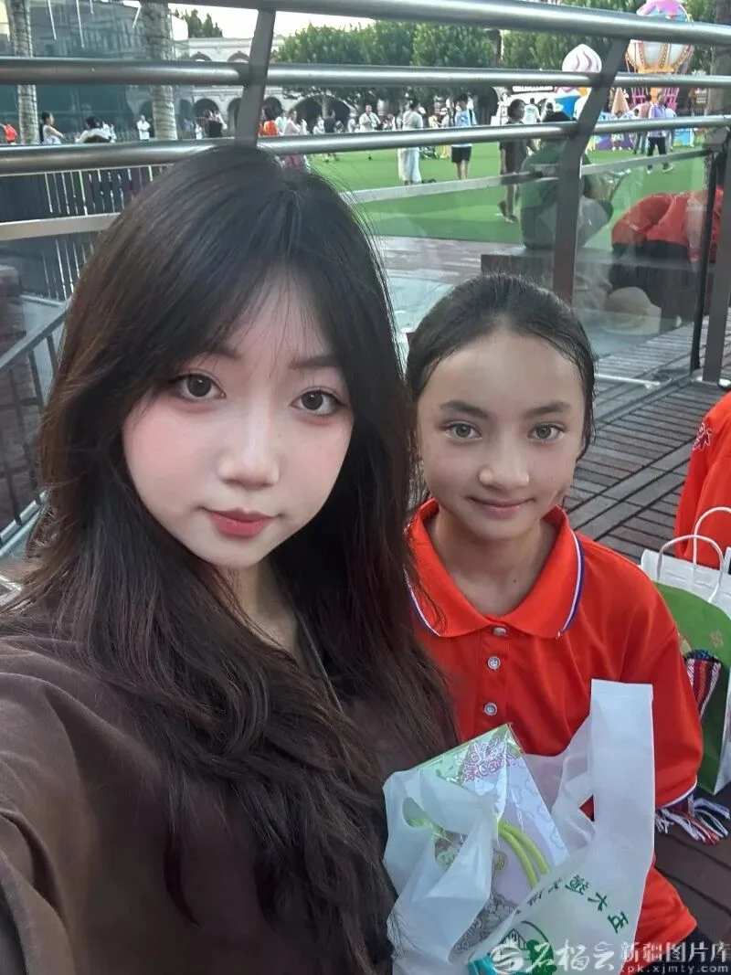 新疆女孩在天津偶遇了一个人 瞬间哭红双眼