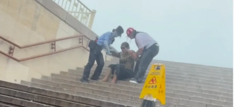 暴雨中这位00后北京女警瞬间冲了上去
