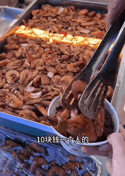 10元45道“自助餐”!一夜爆火的盒饭姐被网暴3年 如今怎么样了?
