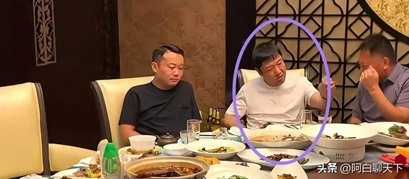 偷拍一顿饭涨粉2.8万 贾冰背后的流量黑产链有多冷血?