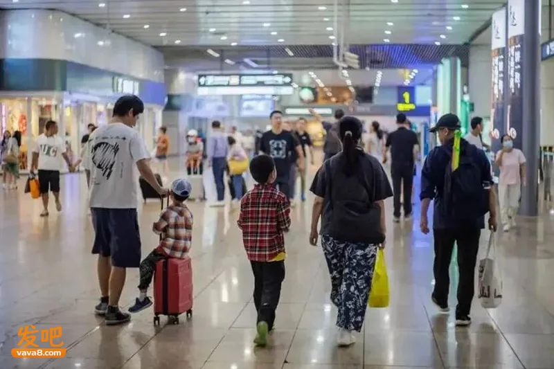 中国高铁上被邻座免票儿童不断挤占空间引热议