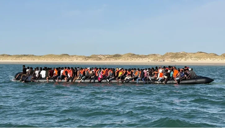 英吉利海峡告急 巨型充气船载230人偷渡创纪录