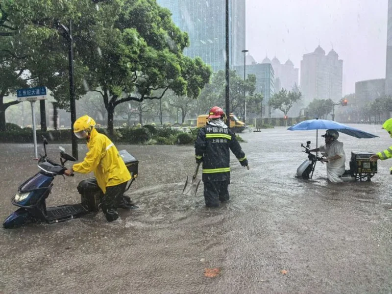 台风天请1小时假罚1500 连批假的HR都没放过