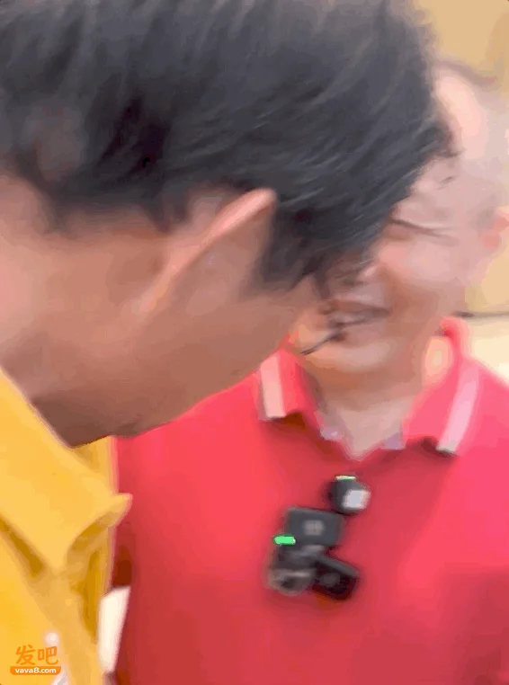 男子帮台湾游客拍照 发现竟是失联亲人后续来了