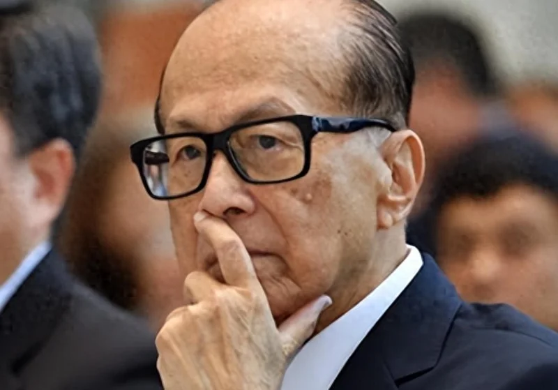 1700亿揣兜里!李嘉诚嗅到风向不对大举撤离 他究竟在怕什么?