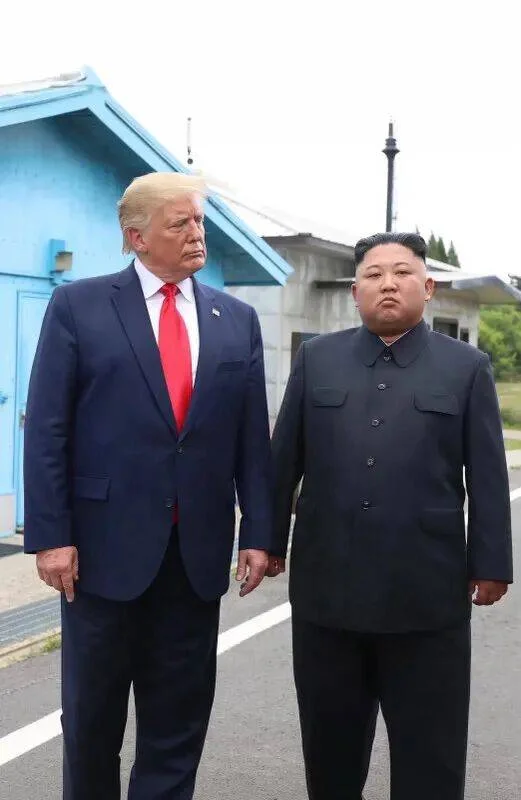 特朗普发与金正恩旧照：尽管我们表情严肃但相处融洽
