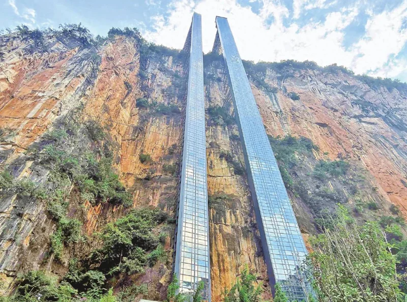 云南940英尺全透明悬崖电梯落成 山区学童开启“空中校车”时代