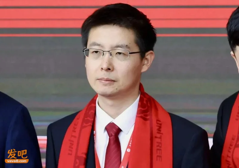 宇树科技上市现场:王兴兴表情平静像“打工人” 王力宏现身答谢宴