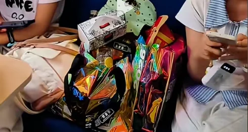 两女孩买三张票一个座位放零食 站票大姐想坐遭拒 12306回应