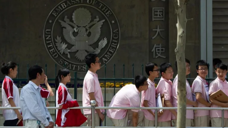 中国学生留美困局:签证审查趋严、身份管理收紧
