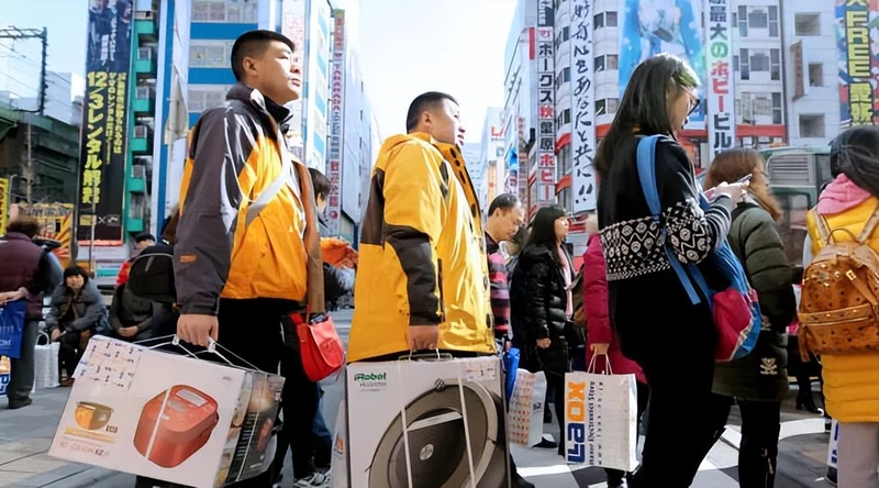 上半年赴日中国游客人数腰斩 人均消费却反涨55%
