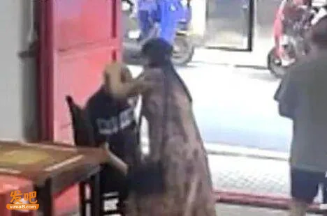 陌生老人进店休息离世 店主帮扶被索赔10万元 派出所调解至1.9万