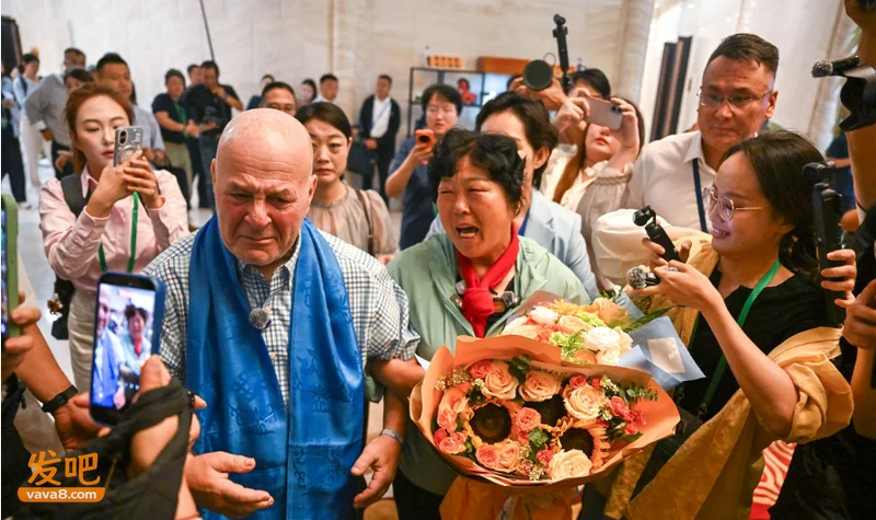 5000美元的善意:失联26年后 美国教师重返中国 一见面就哭了