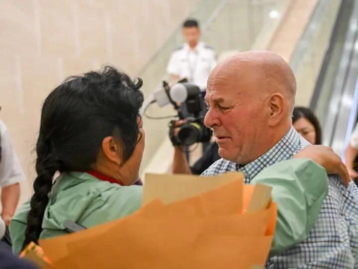时隔27年!美国友人“赛考斯”和治沙英雄殷玉珍重逢 相拥落泪