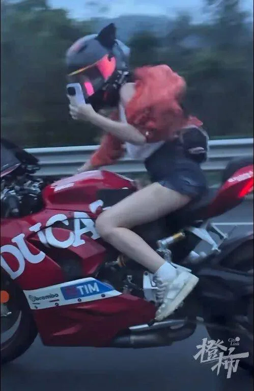 红衣女子骑杜卡迪在高速狂飙被刑拘 时速超200公里还单手拍照