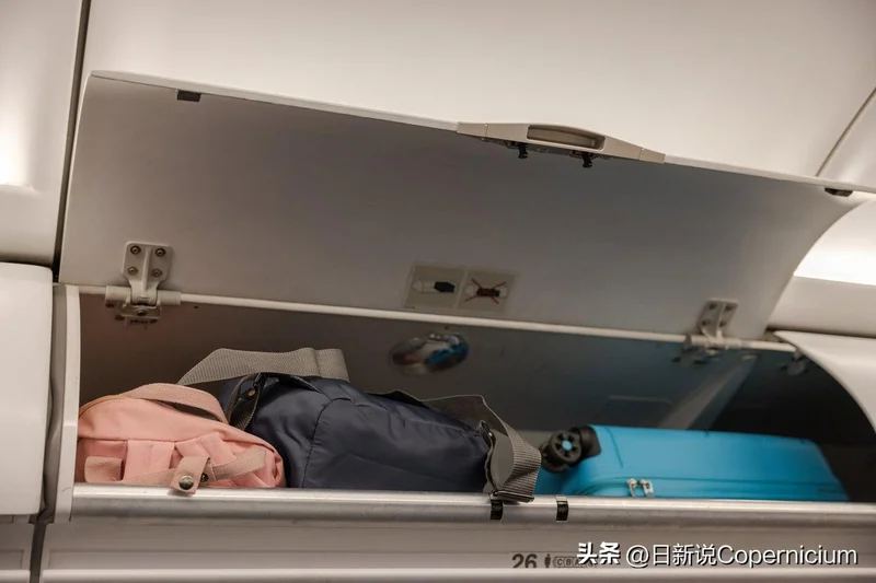 太冤了!53岁女乘客英航上被水瓶砸头 眼睛错位还延误考试