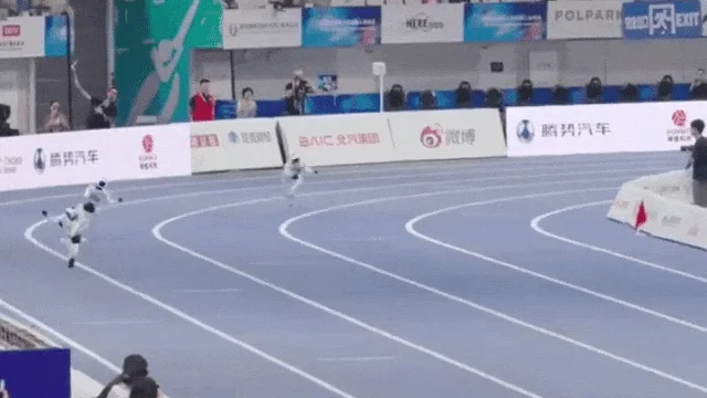机器人“捂脸跑”夺冠 人类要是也这么跑…