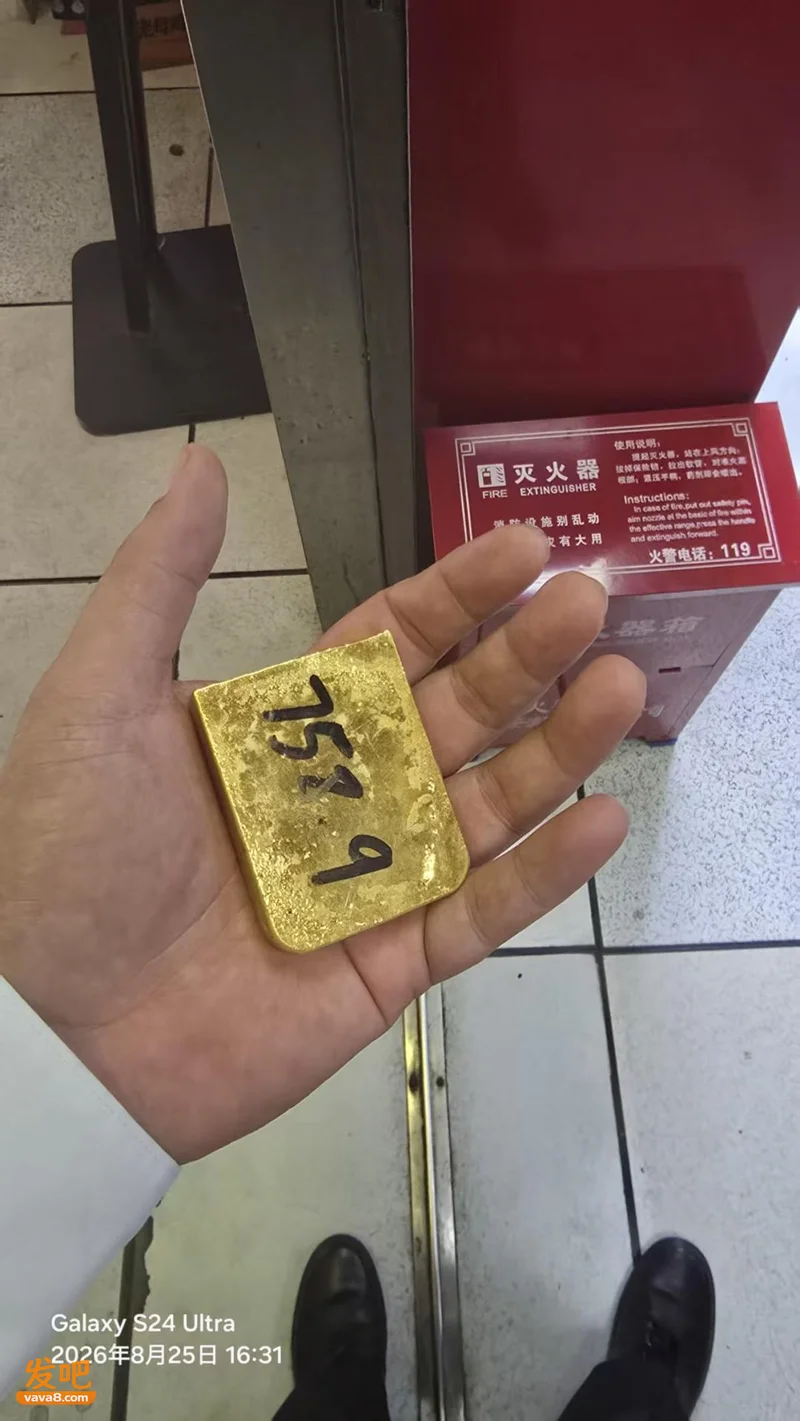 深圳女子捡到价值90万元的黄金 原地等候未见失主