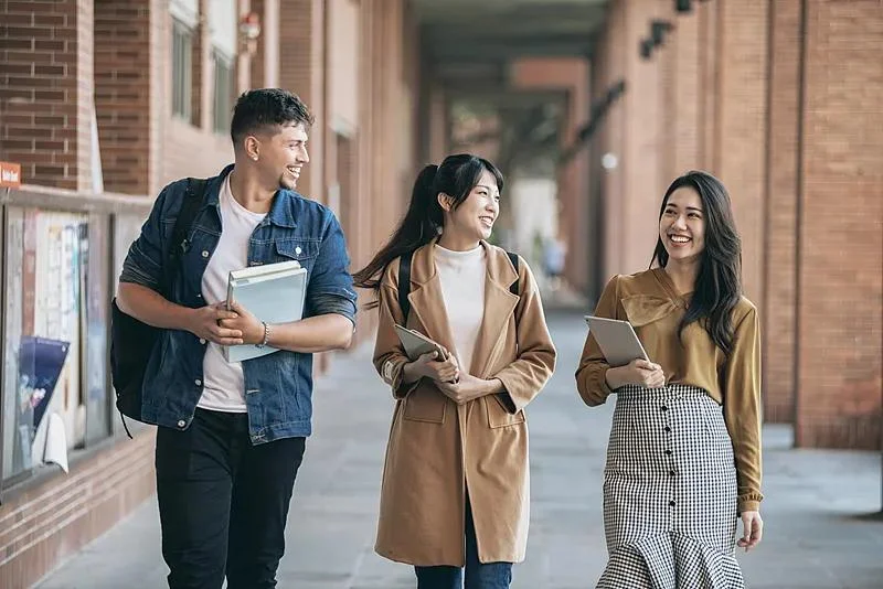 人数降至十年前水平:中国年轻人为何不爱出国留学了?