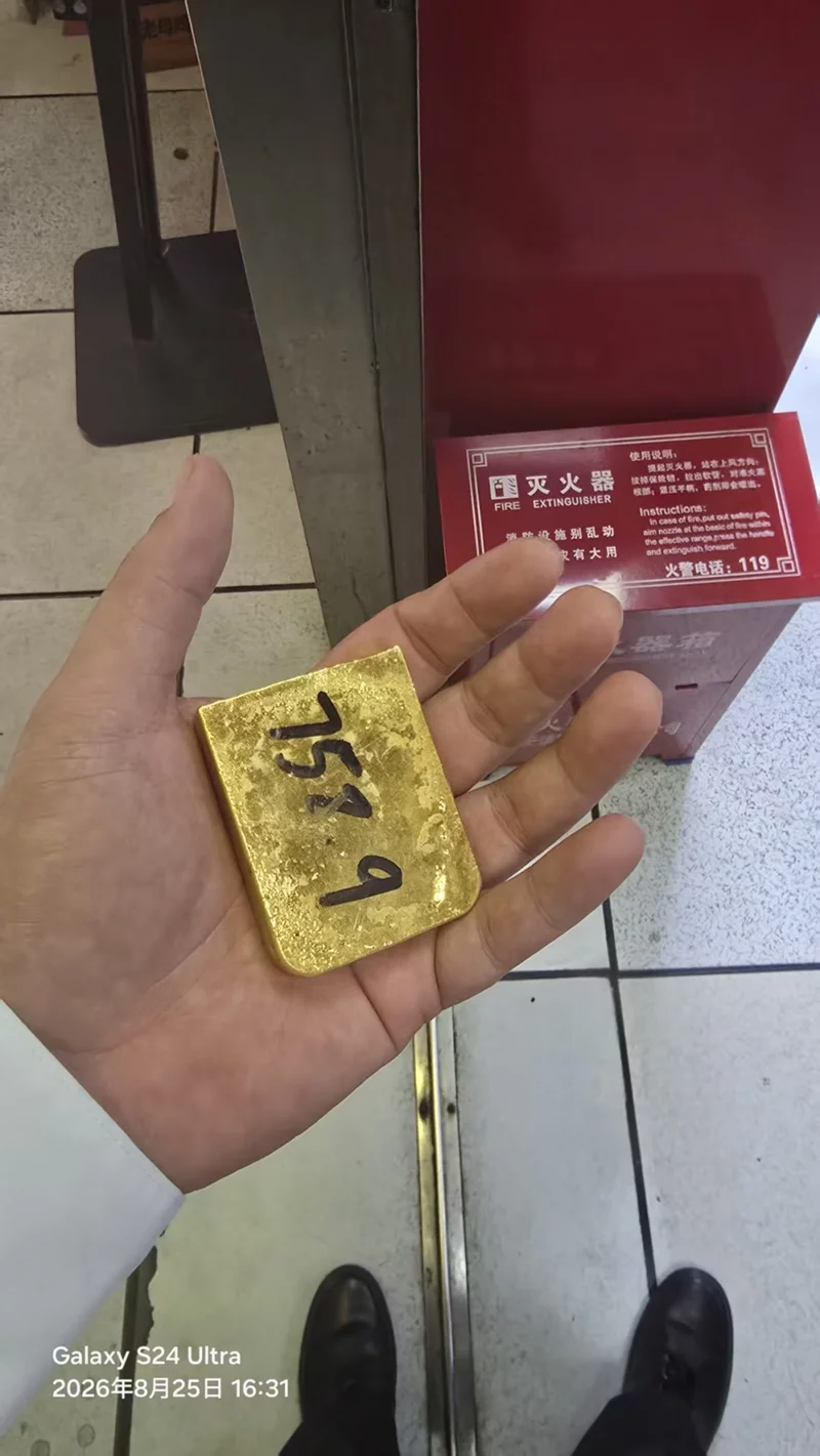 深圳女子路上捡到重758.9克黄金 交给商场保安后离去