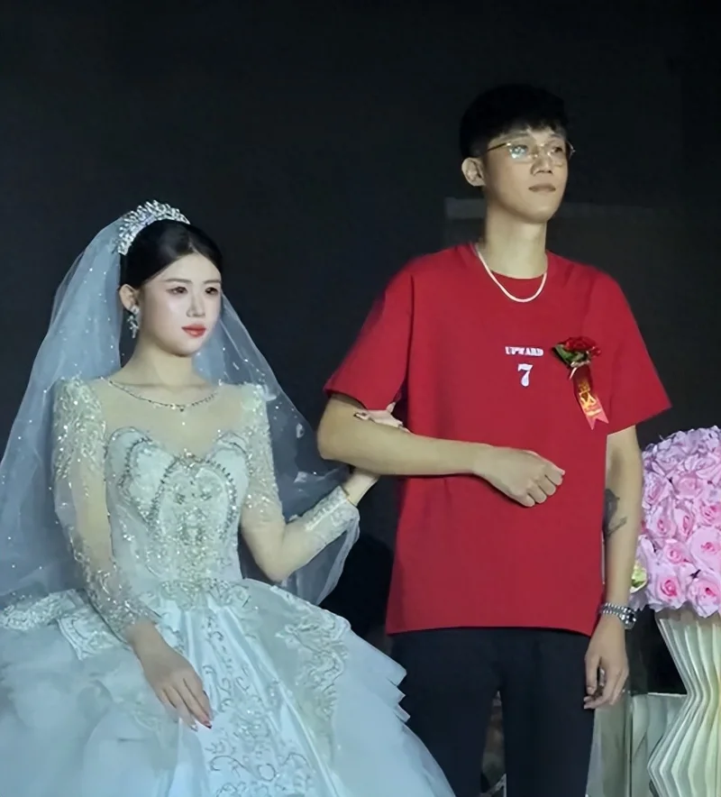41岁潮汕爸爸送女儿出嫁被误认为兄妹 爸爸分享“冻龄”秘诀
