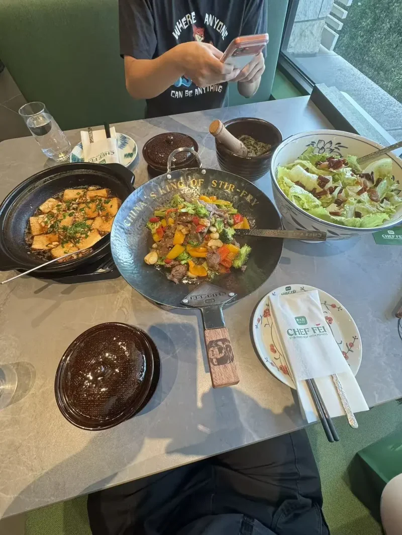 一盘辣椒炒肉约合人民币近200元!费大厨美国首店试营业